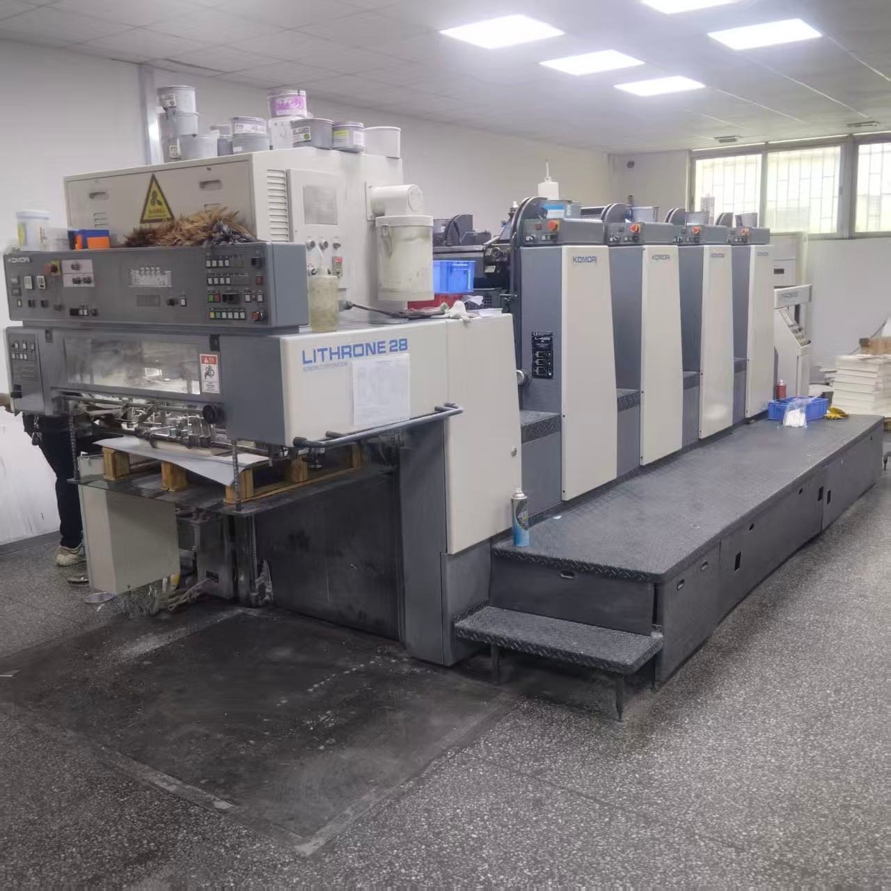 2001 Komori L-428 used printing machine photo 3