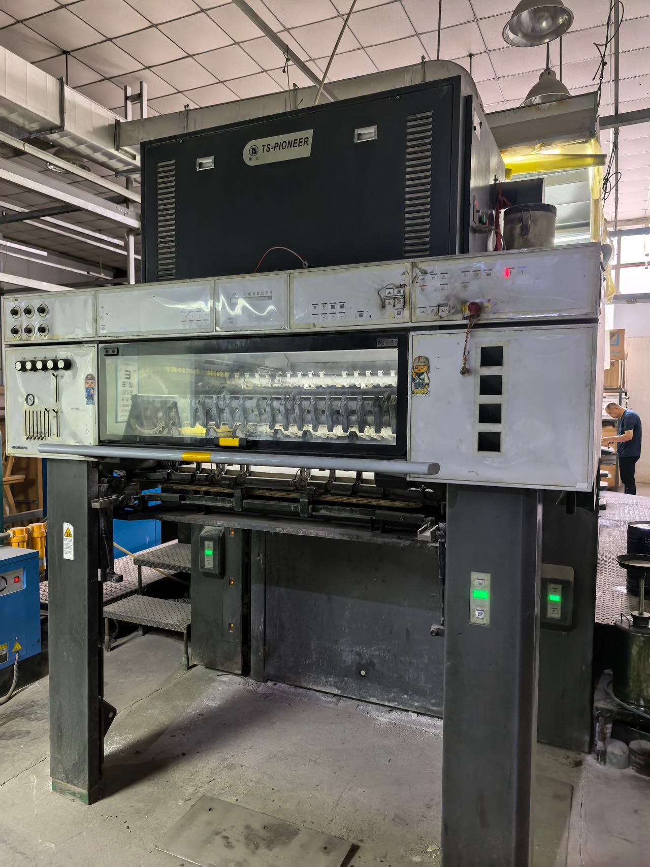 2009 Heidelberg SM102-4 – High Configuration used printing machine photo 2